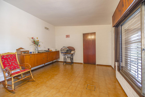 Casa En Venta En Rafael Calzada De 5 Ambientes