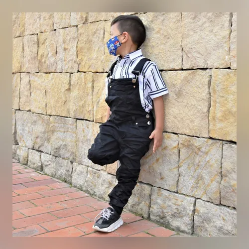 Niños con pantalones rotos sale