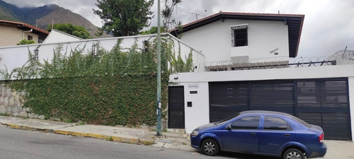 Venta - Quinta Para Remodelar Pero Mantenida. Precio Bajado!! - 463 Mts2. Terreno 525 Mts. 6 Hab. 5 Baños. 4 Estc. Parte Alta Muy Cerca De La Cota Mil - El Marques - Mun. Sucre