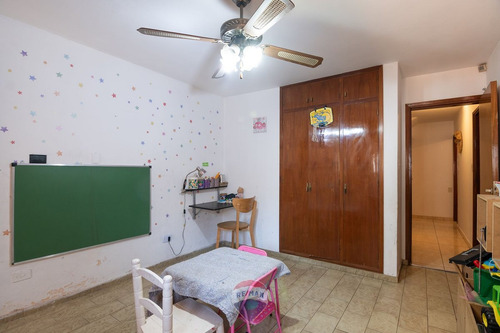 Venta Casa 5 Dorm Cochera Poeta Lugones Cba