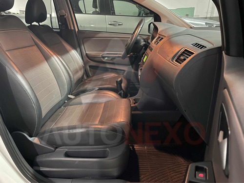 Imagen 8 de 12 de Volkswagen Suran 2015 1.6 Highline 101cv Cuero
