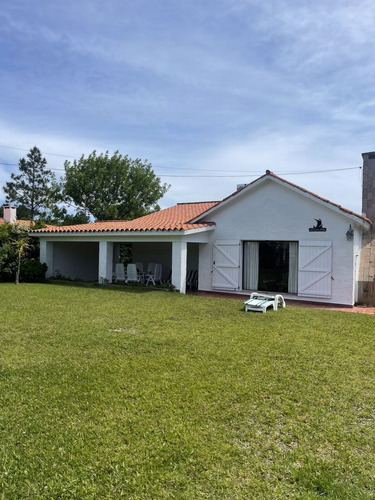 Casa En Alquiler Por Temporada De 4 Dormitorios En Playa Mansa (ref: Zen-18017)