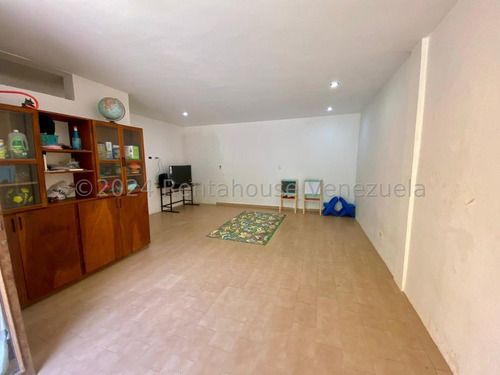 Julio Latouche 24-20805 Hermosa Casa En Alquiler Colinas De Guataparo Valencia, Amplias Áreas Verdes, Tanque De Agua 10.000 Lts.
