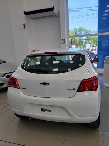 Imagen 8 de 22 de Chevrolet Onix Joy Black 5p 1.4 Ph