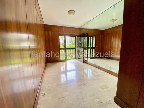 Comodo Apartamento Con Terraza Privada En Venta En Los Naranjos De Las Mercedes 25-24005