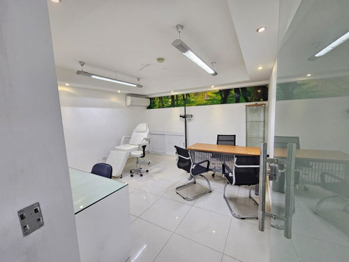 Local Comercial Con 5 Espacios Para Oficina En Naco, Santo Domingo, Con Aire Y Cocina, 1er Nivel