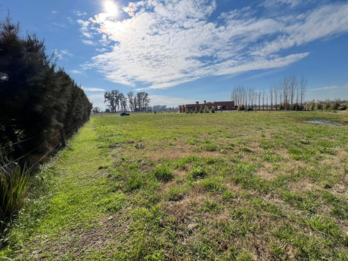 Se Vende Lote En Barrio Cerrado Frente A La Laguna.