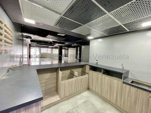 Se Alquila Hermoso Edificio Comercial Ubicado A Pie De Calle En Chacao