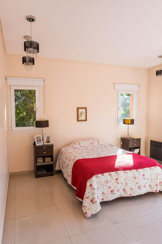 Casa De 4 Dormitorios En Venta En Yerba Buena - Los Olivos