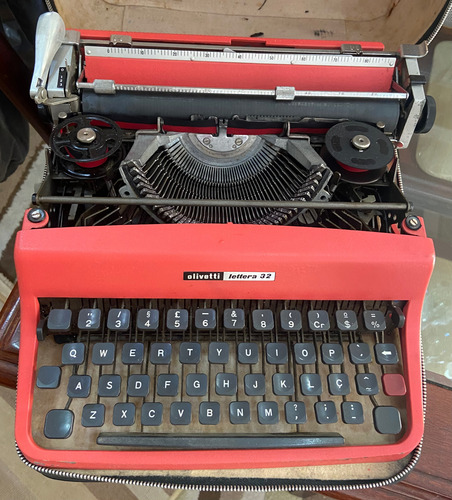 Máquina De Escrever Olivetti Lettera 32 Com Defeitos Leia (Usado)