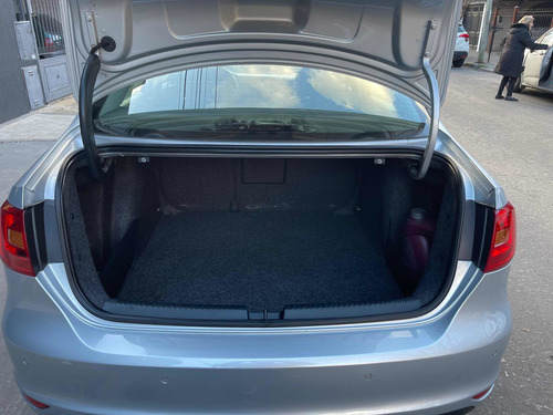 Imagen 8 de 8 de Volkswagen Vento 2011 2.5 Luxury 170cv