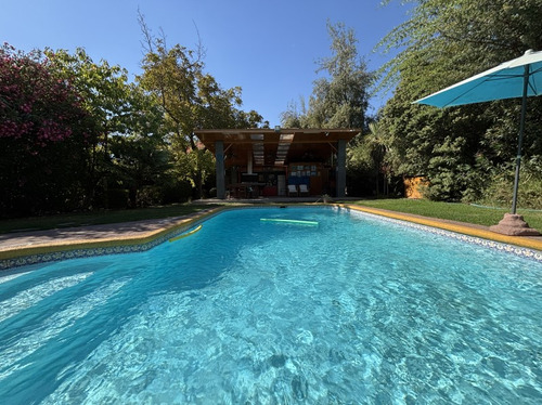 Gran Casa Con Terreno De 2016 M2 En Excelente Ubicación