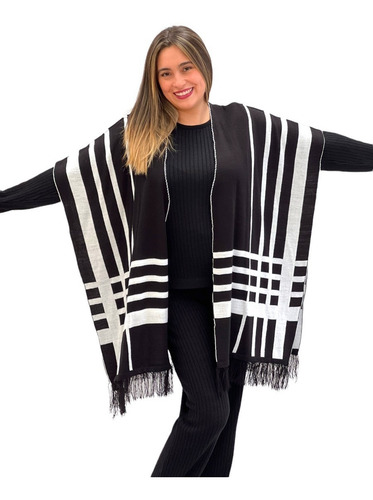 Poncho/ Capa Abierta Con Lineas En Contraste Y Flecos.
