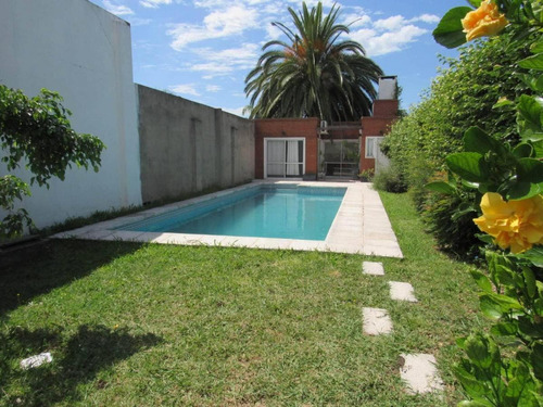 Casa En Venta - 2 Dormitorios 2 Baños - 314mts2 - Chivilcoy