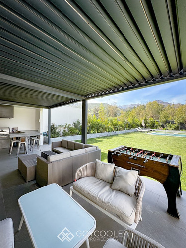 Casa En Venta De 4 Dorm. En Lo Barnechea