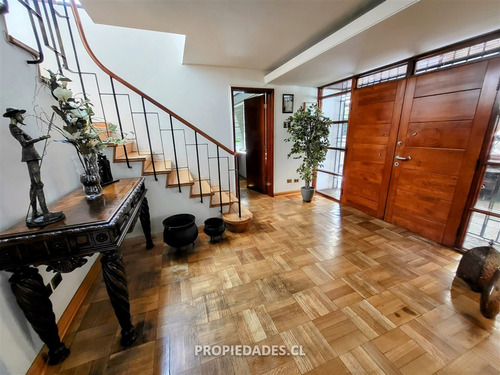 Casa En Venta De 5 Dorm. En Providencia Remodelada