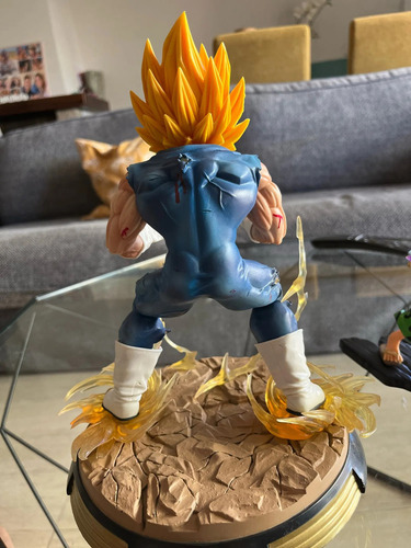 Figura Dragon Ball Z Vegeta Gigante Saiyan En Pedestal 28cm
