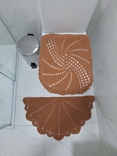Kit Banheiro Tampa/pe Do Vaso Em Croche Caramelo Tapete Meia Lua