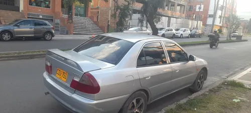 Mitsubishi Lancer 1.3 Gl 5 p