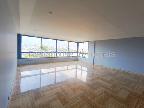 En Venta Amplio Apartamento - Urb. Chuao.