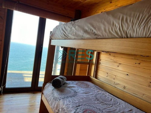 Casa En Venta De 3 Dorm. En Algarrobo