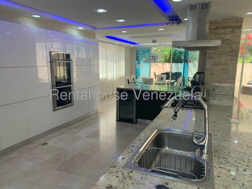 Buscas Una Quinta Donde Puedas Compartir Momentos Con Tus Familiares Y Amigos? Aqui La Tienes,moderna, Calle Cerrada Vigilancia Privada,amplia Y Bella Cocina Para Disfrutarla. Está En Alto Hatillo
