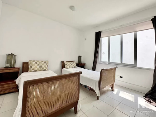 Casa De Tres Dormitorios Y Servicio En Venta, Golf, Punta Del Este