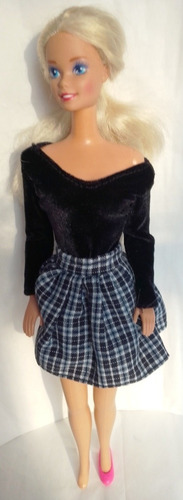 Muñeca Barbie, Mattel, Falda Azul Blusa Negra Vintage 90's (Usado)