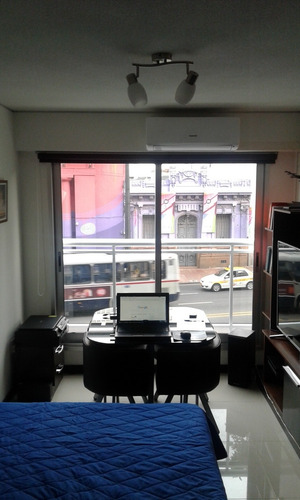 Monoambiente Al Frente En 18 De Julio Con Garaje. 094461229