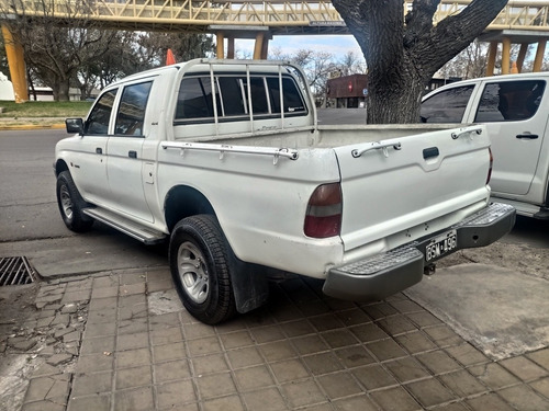 Imagen 5 de 8 de Mitsubishi L200 1998 2.5 D/cab 4x4