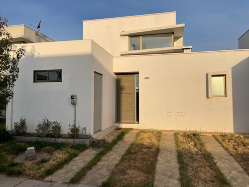 Moderna Casa Mediterranea En Condominio Seguro