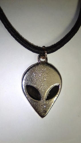 Colar Alien Grey Ufo Extraterrestre Prateado Cordão Elástico
