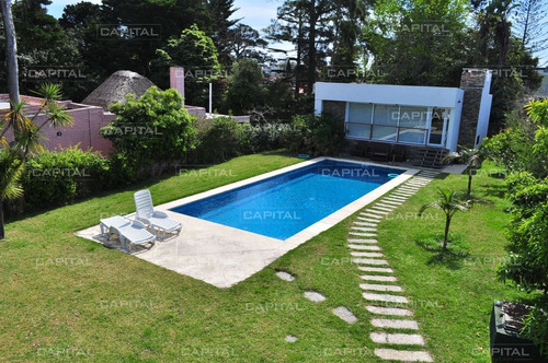 Espectacular Casa En Playa Mansa 3 Dormitorios A 150 Metros Del Mar-ref:28522