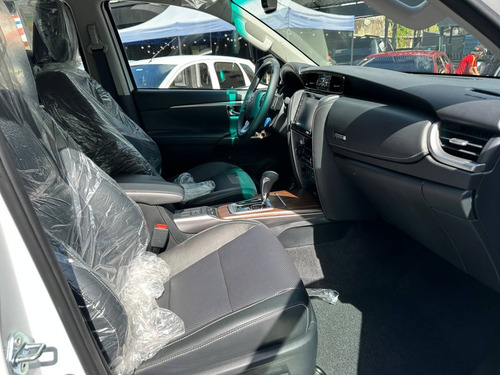 Imagen 6 de 8 de Toyota Fortuner Dubai Vxr Blanco 2023
