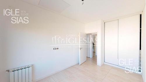 Casa Al Lago En Venta Con 4 Dormitorios En Los Lagos, Nordelta.