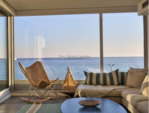 Penthouse De 4 Dormitorios Y Parrillero Frente Al Mar En Venta, Playa Mansa - Punta Del Este