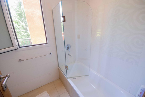 Casa De 5 Ambientes Con Dependencia De Servicio En Venta, En Martínez.
