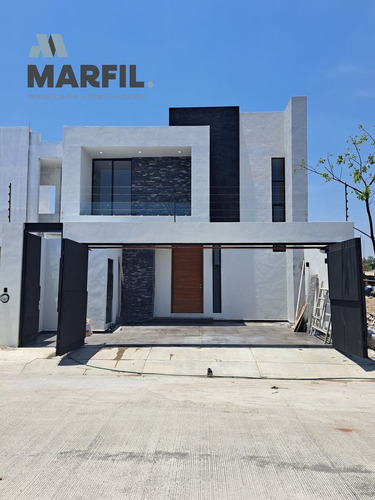 Venta De Residencia De 3 Recámaras, Al Norte De V. De A. Colima