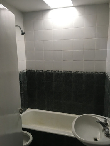 Vendo Casa Ph De Dos Dormitorios Con Placard, Baño, Cocina-comedor Amplio Y Patio. Cochera Cerrada. Propietario Directo. Apta Credito. Planos Actualizados
