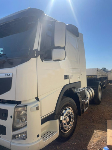 Imagem 1 de 5 de Volvo Fm 370 Branco 2011