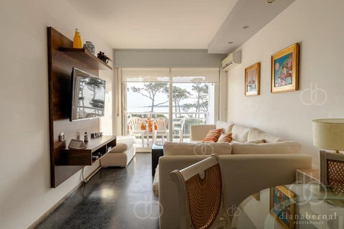 Imagen 3 de 9 de Apartamento Con Vista Al Mar De 1 Dorm. Playa Mansa, Punta Del Este- Ref: 54567
