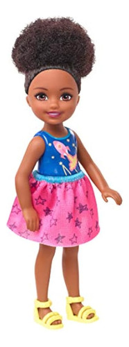 Barbie Club Chelsea Doll, Muñeca Morena De 15 Cm Con Gráfico