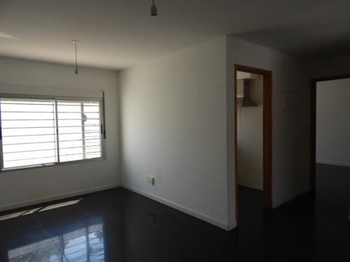 Imagen 2 de 12 de Apartamento De Un Dormitorio En Malvín, Amplio Y Luminoso, Se Alquila - Garantía: Contaduría O Anda