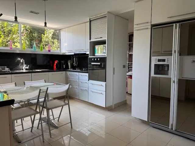 Imagen 5 de 17 de Departamento En Venta De 4 Dorm. Y 2 Estac. En Las Condes