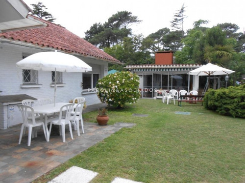 Hermosa Propiedad En Venta En Barrio Resindencial Cantegril Punta Del Este-ref:3909