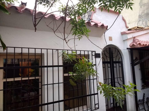 Excelente Casa De Una Sola Planta En Venta San Martin Caracas, Zona Tranquila 24-25135