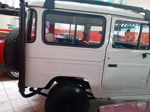 Imagem 2 de 9 de Toyota Bandeirante Bj50 6 Lugares