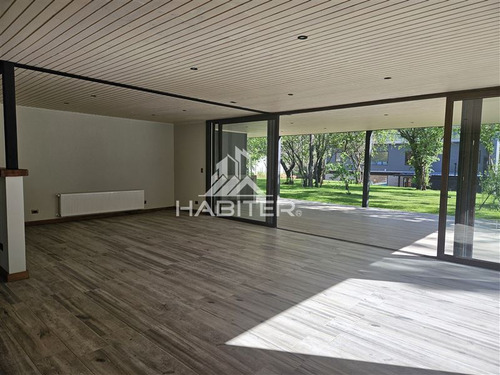 Casa En Venta De 5 Dorm. En Colbún
