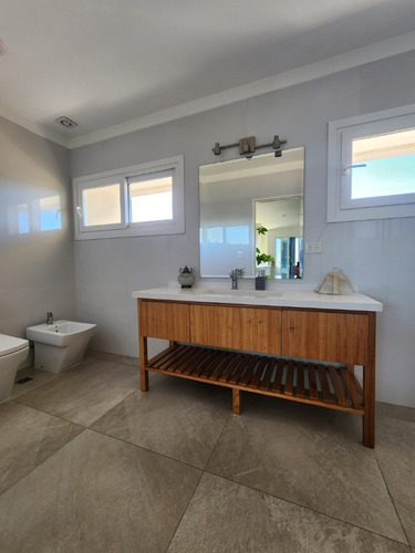 Casa En Venta Con Fondo A La Laguna En Canning