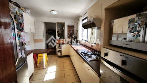 Casa En Venta De 4 Dorm. En Maipú